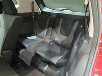 ややこぢんまりした感のある「エクストレイル」の3列目シート。着座時はヘッドレストを引き上げる。