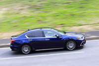 ボディーの随所にアルミ材が採用される「ホンダ・レジェンド」。鉄製とした場合に比べて、約35kgの軽量化が実現されている。