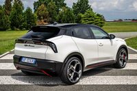 ブラックのルーフやミラーキャップ、レッドのアクセント、ボディー同色のドアハンドルなども「ヴェローチェ」の特徴。(写真ではわかりづらいが)よく見るとCピラーにも“ビショーネ(ヘビ)”のロゴがあしらわれている。