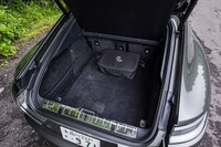 トランクルームの容量は5人乗車時で403リッター。リアシートを倒すことで1242リッターにまで拡大できる。
