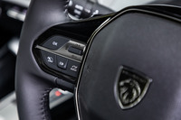 ACCの操作系は、ステアリングポストに備わっていた従来のレバー式からハンドルスポーク左側のスイッチ式に変更。ステアリングホイールから手を離さすに操作できるようになった。