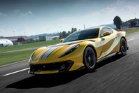 動力性能については、0-100km/h加速が2.85秒、0-200km/h加速が7.5秒、最高速が340km/hと公称されている。