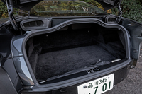 バンパーレベルから開くトランクリッドを採用。容量は非公表ながら、参考までにベースとなった「DB11」では270リッターを確保している。Cピラーの付け根から空気を取り入れリアのトランクリッド上部で排出する、“ヴァーチャルスポイラー”とアストンマーティンが呼ぶアエロデバイスは、「エアロブレードII」に進化している。