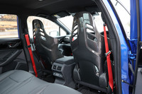 カーボンファイバーで覆われたレカロ製バケットシートの背面。レッドのシートベルトも「S210」を象徴するアイテムとして標準で装備される。