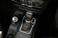 日本導入を記念した特別仕様車「アンリミテッド サハラ ローンチエディション」専用の本革巻きシフトノブと、4WD機構を操作するトランスファーレバー。走行モードには「2H」「4H AUTO」「4H」「4L」の4種類が用意される。