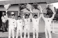 トライアルでの記録樹立を喜ぶ、5人のドライバー。一番右にいるのが、当時のトヨタワークスチームのリーダーであり、「2000GT」の開発に携わった細谷四方洋である。