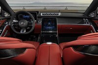 この試乗車は赤いレザーとカーボンパネルを組み合わせたレーシーな仕立てだったが、レザーはホワイトやタンも選べるほか、パネルはストライプ入りのウッドも選べる。