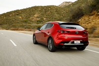 北米仕様の価格は、ハッチバックが2万3600ドルから2万8900ドル、セダンが2万1000ドルから2万7900ドル。日本導入時期は2019年の半ばとされている。