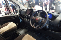 乗用車ライクなデザインが特徴となる「デュカト」のインテリア。右ハンドル仕様が導入される。