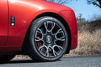 ブラックバッジ専用の21インチコンポジットホイール。バレルは22層のカーボンファイバーを、織り目が3方向に交差するよう重ねて製作。リムの外周では生地を折り返すことで計44層の構造とし、強度を確保している。このバレルはチタン製のファスナーを介して、鍛造アルミ製のハブに固定される。