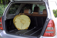 フィールドパッケージでは、キズや汚れに強い、ディンプル加工のハードマットが荷室に装着される。濡れたスノーボードなどを、気軽に積み込める。加えて、荷物を積載した際に車高を一定にたもつ、セルフレベライザーを内蔵する。