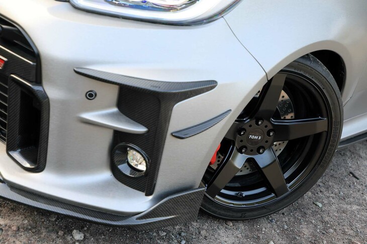 外装にはTOM'Sがラインナップする空力パーツをひととおり装備。フロントまわりには、走行風を整流するディフューザーやカナードなどが装着される。
