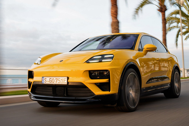 2024年1月に発表された新型「マカン」(写真は「マカン ターボ」)。ご覧のとおり、フロントまわりは、ぶ厚いバンパーに薄いスポーツクーペの顔を乗せたような意匠となった。