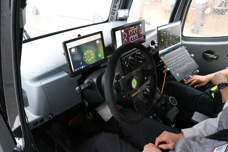 「HITACHI HRP22C+」の内装はこうなっている。ステアリングホイールが備わっているが、実際にはシート間にあるダイヤル状のデバイスでの操舵を目指している。