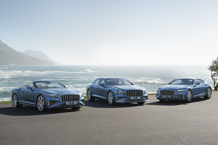 写真左から順に、「コンチネンタルGTC」「フライングスパー」「コンチネンタルGT」の各「アズール」モデル。