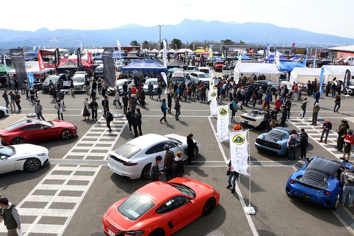 100を超える出展ブースによって埋め尽くされたAパドック。ピットとその前には、国内外メーカーの最新モデルがずらりと並べられた。お気に入りの一台と共に記念撮影を楽しむ来場者の姿も多く見受けられた。