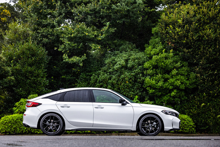 「シビックRS」のボディーサイズは全長×全幅×全高=4560×1800×1410mm、ホイールベースは2735mm。「シビック タイプR」よりも全幅が90mm狭い。タイプRの乗車定員は4人で、RSは通常のシビックと同じ5人乗りという違いもある。