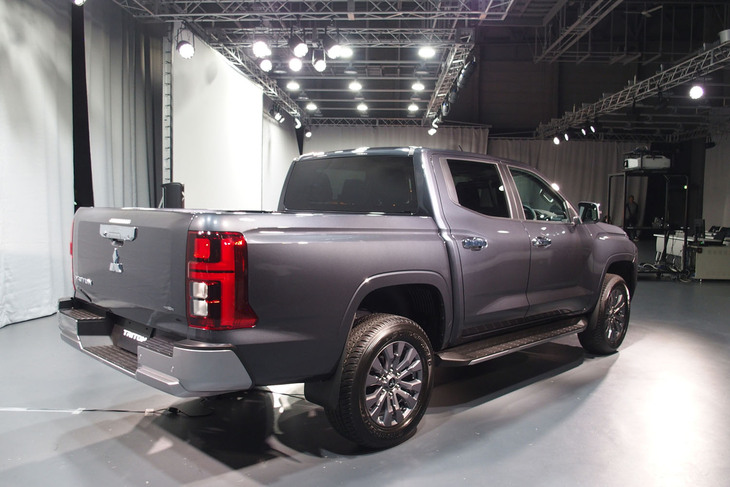 三菱トライトンGLS(リアビュー)