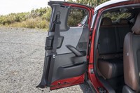 82°の角度まで開くリアドア。シートベルトの取り付け部がドア側に集約されているのも、乗降性を高めるポイントだ。