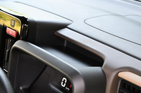 メーターナセルの上にも、スマートフォンなどを置くのに好適なトレーが設けられている。(写真:webCG)