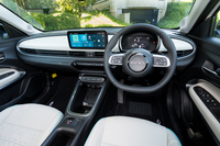 インテリアデザインは1955年デビューの初代「600」がモチーフ。アイボリーのインテリアカラーは「ラプリマ」専用だ。