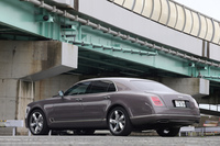 2.8tに及ぶ車重を持つ「ミュルザンヌ スピード」だが、0-100km/h加速4.9秒、最高速度305km/hというパフォーマンスを発揮する。