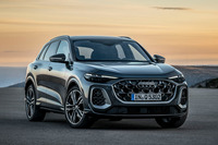 ミドルサイズSUVの「Q5」。アウディのSUV系のモデルは、いずれもグワッと開いたフロントグリルと細い釣り目のシグネチャーランプでコワモテに仕上げられている。