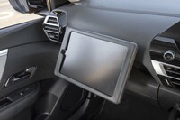 専用のアタッチメント付きケースに入れたタブレット端末を固定して操作できる。