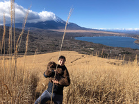 先日、愛犬とトレッキングに出掛けた山から見えた富士山と山中湖。