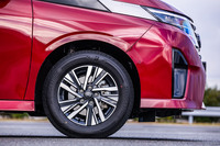 「セレナe-POWERルキシオン」(写真)と「ハイウェイスターV」グレードには16インチサイズの10本スポークデザインアルミホイールが標準で装備される。今回の撮影車両は、205/65R16サイズの「ブリヂストン・トランザER33N」タイヤを組み合わせていた。