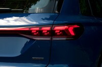 360のセグメントを持つデジタルOLEDリアライト。「ラグジュアリーパッケージ」に含まれるオプション装備で、気分に応じて光のパターンを変更できる。