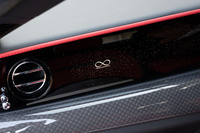 ダッシュボード下部には、カーボンファイバーとメタリックファイバーを織り合わせたダイヤモンドパターンのパネルを採用。「レムニスケート」のイルミネーションが施された上部のフェイシアには、乗員の目線に応じて光がきらめいて見えるよう、LEDの光を通す極小のドットがレーザーで彫られている。