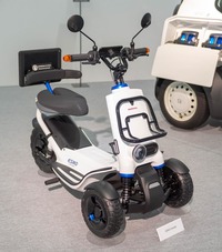 電動パーソナルモビリティー「ESMOコンセプト」。電動車いす「モンパルML200」のパーツを流用しながらも、幅広い年齢層に支持されそうな、クールなデザインに仕立てられている。