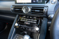 2020年11月に大幅改良を受けた「IS」だが、デビューから10年を迎えようというモデルだけに、古さを感じさせるところも。操作系へのタッチパネルの採用は“控えめ”で、インターフェイスのデジタル化も中途半端だ。