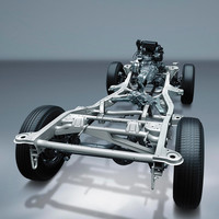 「オフロード性能が第一」というキャラクターは、従来モデルから変わりなし。強固なラダーフレームや、リジッド式の前後サスペンション、エンジン縦置き・FRベースの駆動レイアウト、副変速機付きのパートタイム4WDなどといった“伝統”は、新型にも受け継がれている。