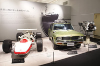 幼少期、わが家には「N360」と「ホンダ1300 99」があったなぁと思っていたら、1969年の姉妹モデル「1300 77」(写真右)が展示してありました。なんとこれ、最高出力100PSの1.3リッター空冷直4エンジンを搭載しています。空冷ですよ、空冷。