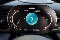 メーターパネルはフル液晶タイプを標準装備。表示はほぼ固定されており、下部のトリップメーターや平均燃費などを切り替えられるのみとなっている。