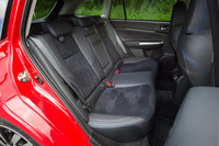 新たに3分割可倒式となった「レヴォーグ」のリアシート。中央の背もたれがたたまれた状態で右側の背もたれを倒す際、手をはさむなどしてけがをしないよう、右の背もたれには倒れる速さを緩めるダンパーが仕込まれている。