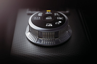 側面にダイヤモンドカットが施されたドライブモードセレクター。コントローラー類は、見た目の質感だけでなく指触りや手触りも考慮してデザインがなされた。