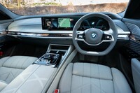 メーターパネルとインフォテインメント用のスクリーンをつなげた「カーブドディスプレイ」が特徴的なインテリア。エアコンの吹き出し口はダッシュボードを横断するクリスタルバーの上下に隠してレイアウトされる。