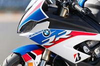 「S1000RR」はBMW初のスーパーバイクとして2009年に誕生。スーパーバイク世界選手権や世界耐久選手権などモータースポーツでも活躍を見せた。