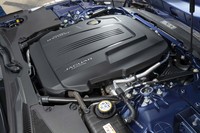 フロントに縦置きされる2リッター直4ターボの「インジニウム」エンジンは最高出力300PSと最大トルク400N・mを発生する。