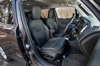 「リミテッド」にはレザーシートが標準装備。シートヒーターに加えて、8ウェイの電動調整機構も備わっている。座面は少々硬め。