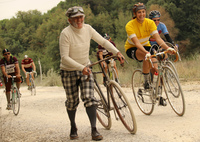 参加にあたっての服装は、レトロな風情を醸し出すニットのウエアとソックスが推奨されている。