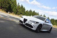 動力性能は0-100km/h加速が3.9秒で、最高速は307km/h(欧州仕様参考値)。