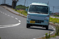 軽トラックとして初めて誤発進抑制機能と後方誤発進抑制機能が搭載された「キャリイ」シリーズ。ベーシックな軽商用車でも、運転支援システムの普及が進みつつある。