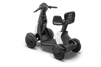 「ダイハツeスニーカー」のボディーサイズは全長×全幅×全高=1130×645×985mm。シート高は、乗員の体格に合わせて700mm、630mm、555mmの3段階で調整できる。DC24V 250Wのモーター2基で後輪を駆動し、最高速を6km/hに抑えることで運転免許がない人でも利用が可能とされた。