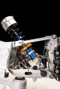 前方から見たリアのサスペンションシステム。進化したアクティブサスペンションは、シャシーに伝わる慣性力を抑え、縦方向の入力を効果的に吸収できるという。