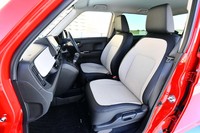 初代でベンチタイプだった前席は、2代目では独立型のセパレートシートに変更。助手席足もとの空間は大幅に拡大されている。