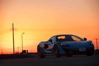 内外装ともに豊富なオプションが用意されており、例えば外装では、ミラーケースやサイドインテーク、ディフューザーなどの空力パーツをカーボンとすることもできる。